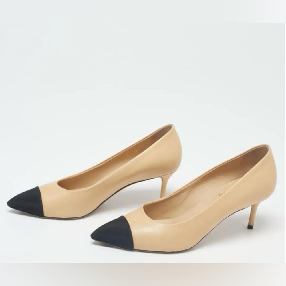 Chanel Black/Beige Leather and Grosgrain 2.5 inch Pumps.Size 38.5. $600 - Picture 6 of 7